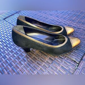 Mario bologna womens Elegant Black and Gold pumps size 7